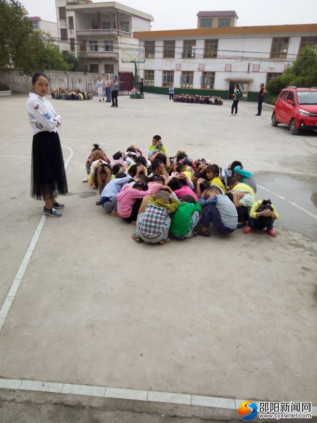 老师守护在学生的身旁维持秩序