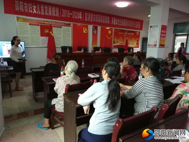 市妇幼保健院主管护师、PAC高级咨询师邓红艳在为大家讲课