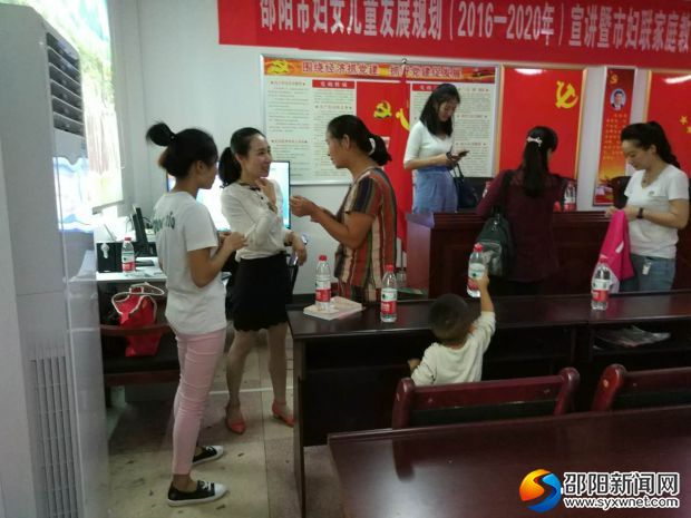 妇女们在咨询有关问题