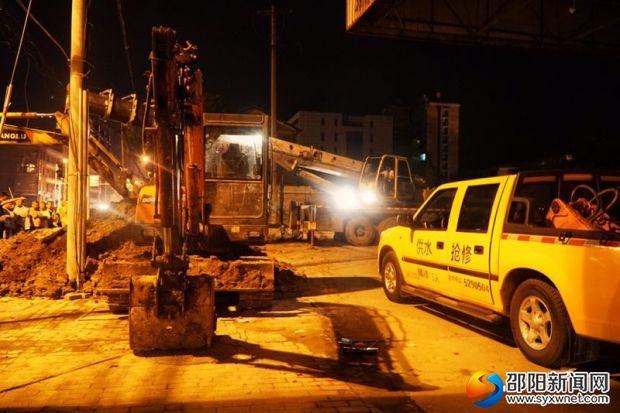 挑灯夜战雪峰南路供水管道安装
