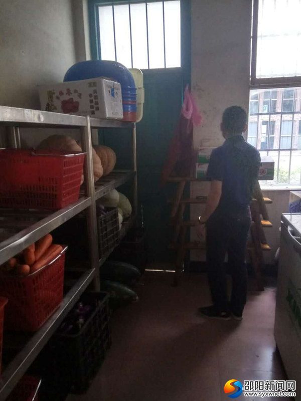 新宁县教科局陈震局长在黄金中学检查食品安全工作