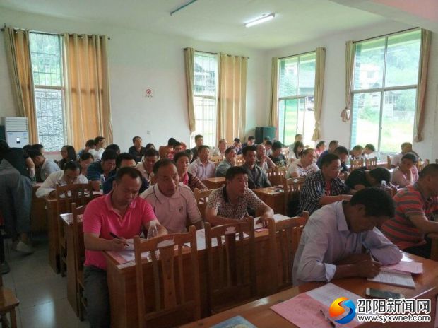 与会人员在认真的做笔记