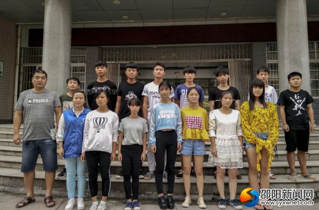 千分一支助学生 朱国辉摄