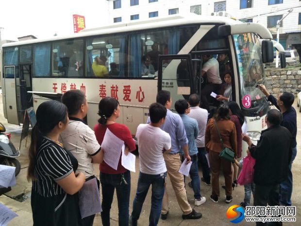 志愿者在排队献血