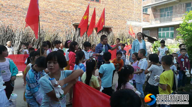 图为中学生们在等待分配