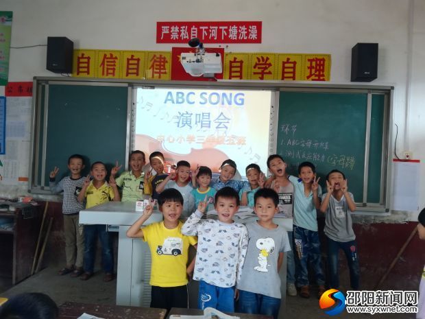 男生合唱后留影