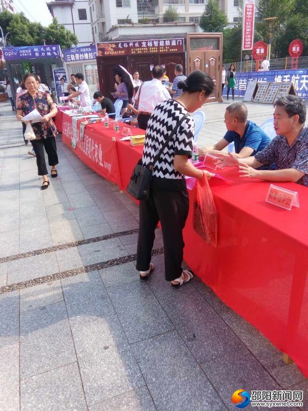 9月15日,县畜牧局组织人员在县城儒林广场开展全国科普日宣传活动。