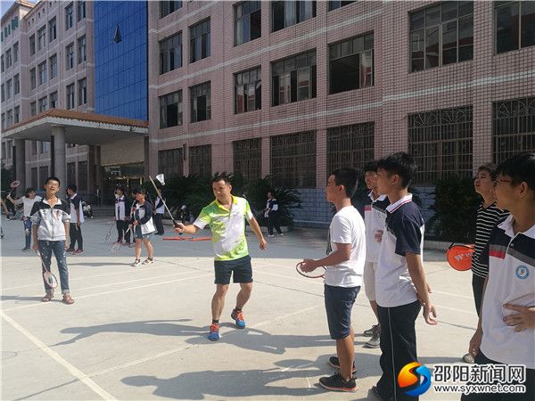 校本课程“轻羽飞扬”