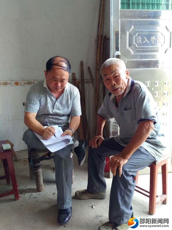 苏校长向群众宣讲民调知识