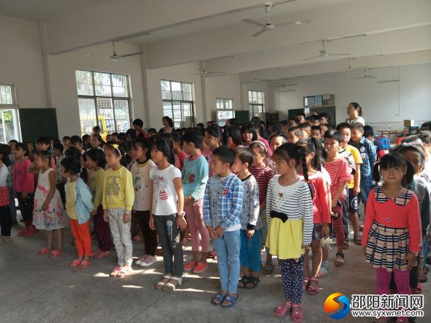 乘车学生列队