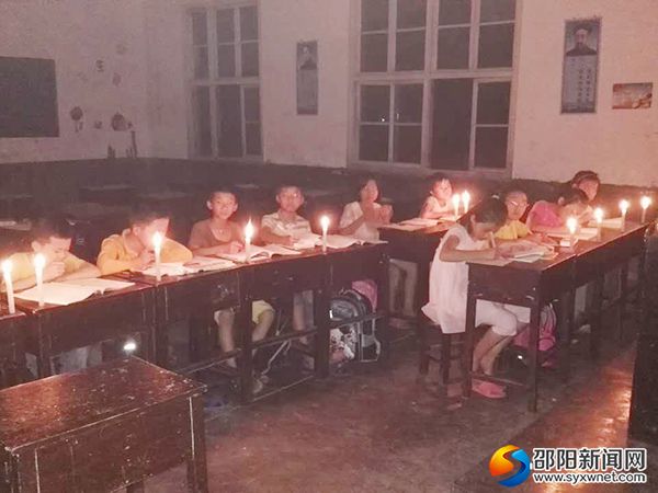 正在上晚自习的三至五年级学生
