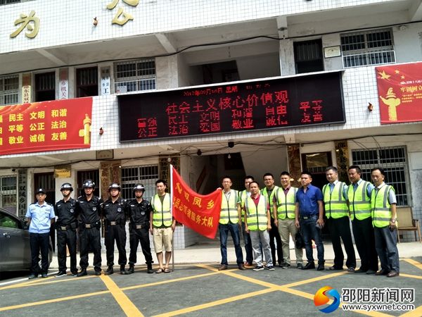 志愿者代表与干警合影