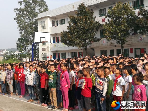 五星红旗在飘扬,祖国花朵正朝阳