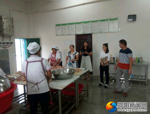 对食堂工作人员进行食品安全相关知识的询问