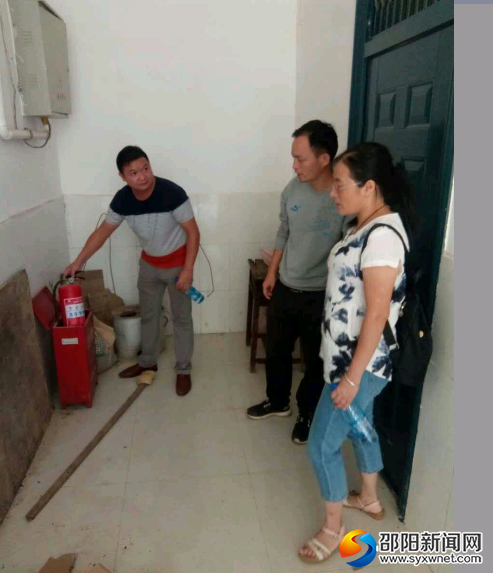 现场检查学校消防器材是否过期