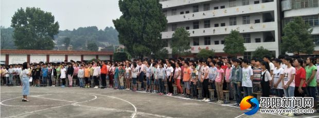 师生齐诵少年中国说