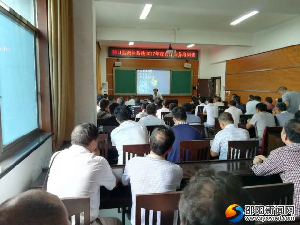 会计学员们在认真学习