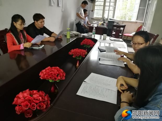 教师们阅读协议内容