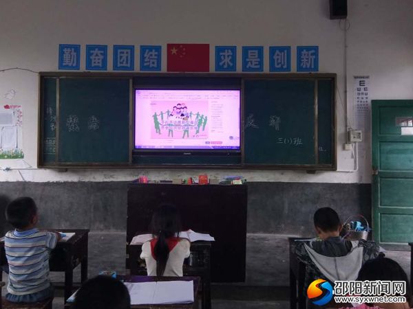 学生在观看图片故事