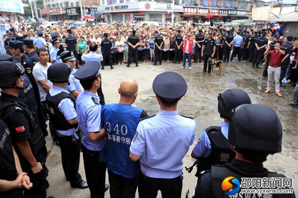 图为数千群众围观