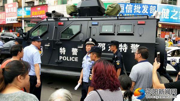 将犯罪嫌疑人押上了警车