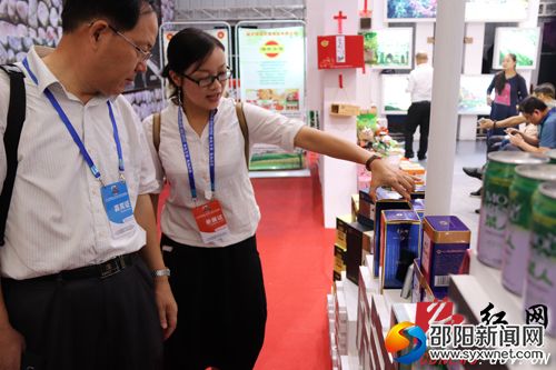 工作人员向嘉宾介绍城步青钱柳