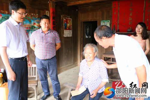调研团成员慰问建档贫困户