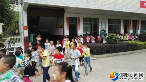 图为学生撤离教学楼图