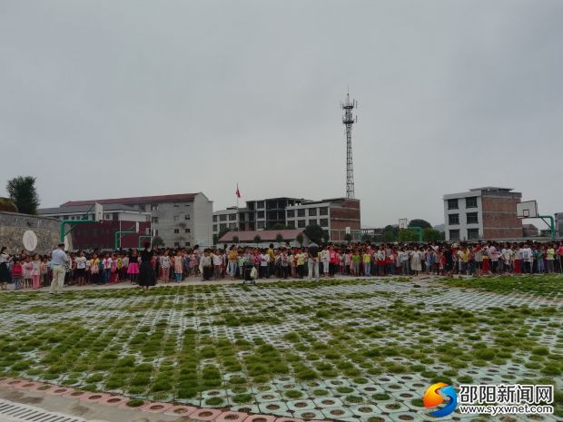图为全体师生撤离后集合
