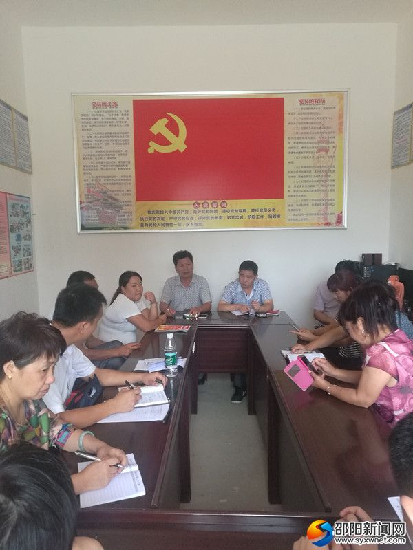 黄跃群在雄鹰村召开民情恳谈会