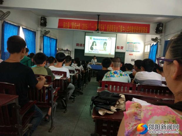 覃玉莹老师正在认真授课