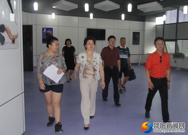 周迎春(中)文化馆现场调度