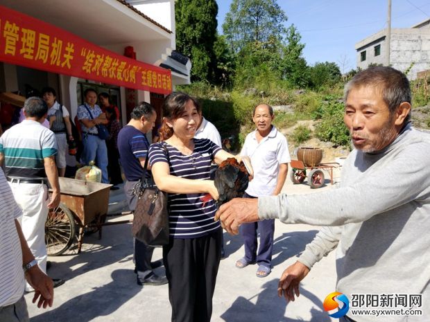执意要为帮扶工作人员送鸡送油的邓老伯