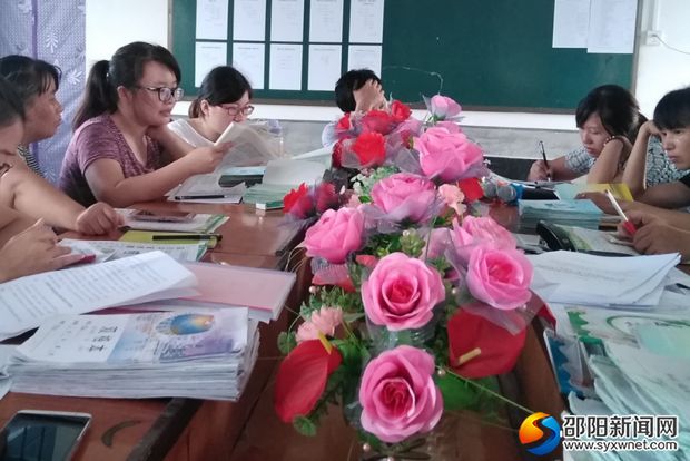 李老师深情朗诵中