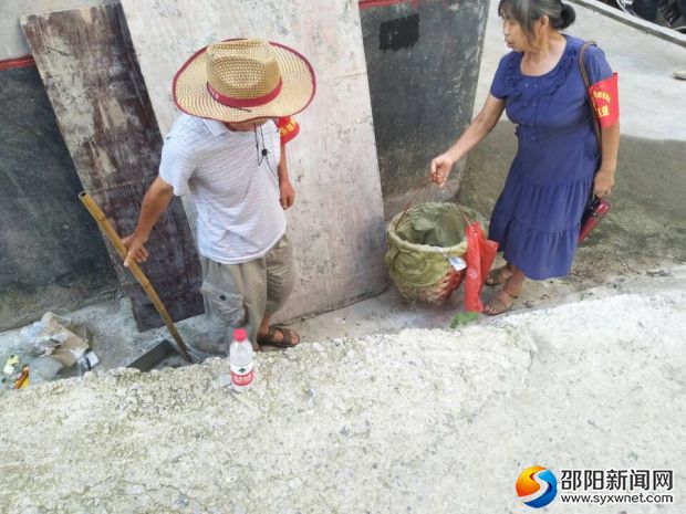 老干部打扫卫生死角