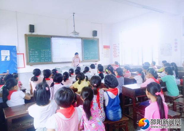 学生们都津津有味地听着