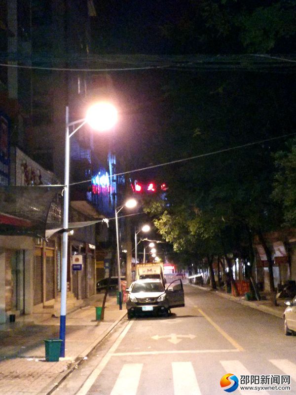 夜间的背街小巷舒适明亮