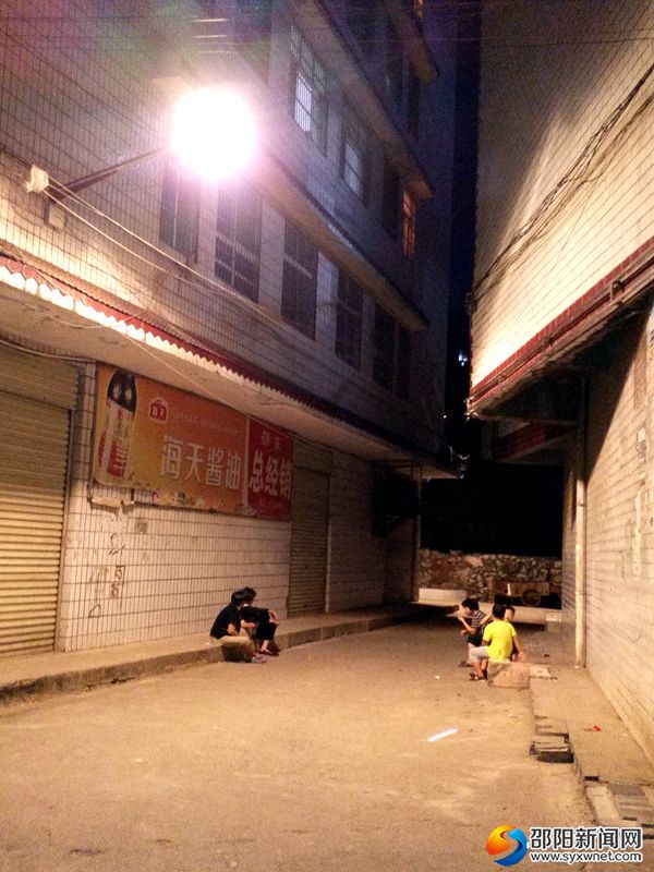 路灯通亮的鸿园小区
