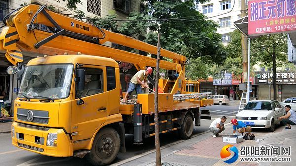 路灯抢修队组装配件
