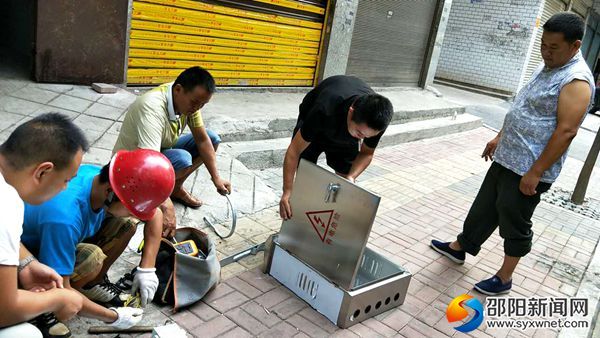 路灯队在更换配电箱