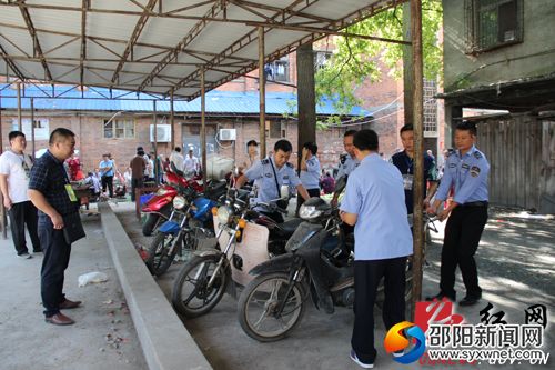 工作人员在农贸市场内清理违规占据摊位的车辆