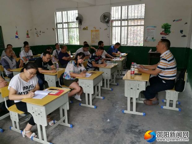 在给党员们上党课