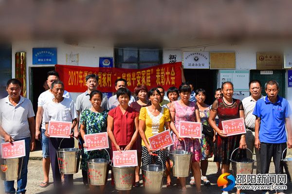 图为受表彰者集体留影