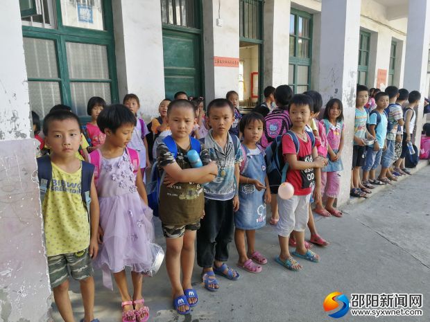 放学了,安全的心弦在拨动