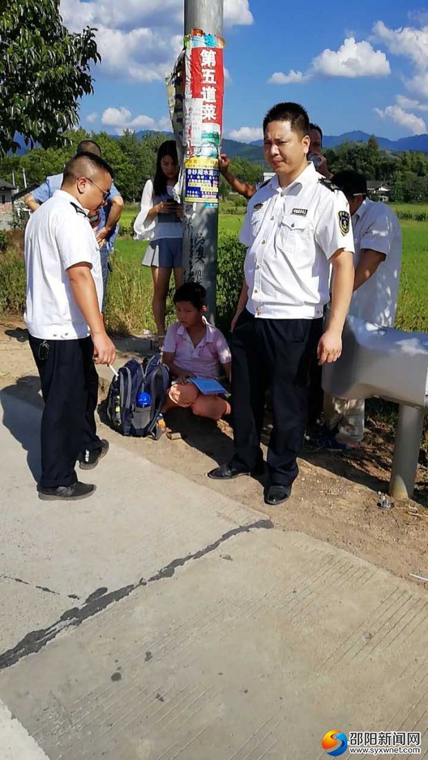 新宁海事人员李幼林用身躯为受伤小学生遮挡阳光