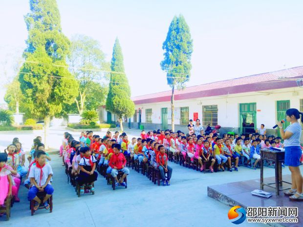 瞧，孩子们的眼神紧紧盯着老师呢