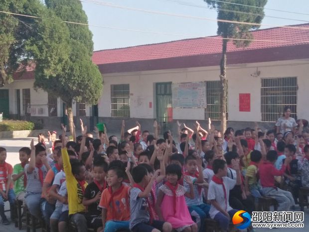 积极举手踊跃参与