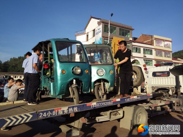 执法人员收缴无证三轮车