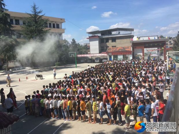 同学们整齐迅速地撤离到了指定位置