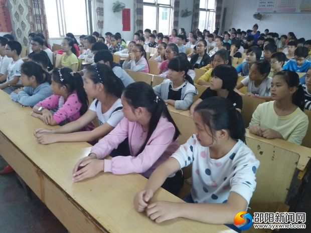 潭溪镇中学学生在聚精会神地听讲座